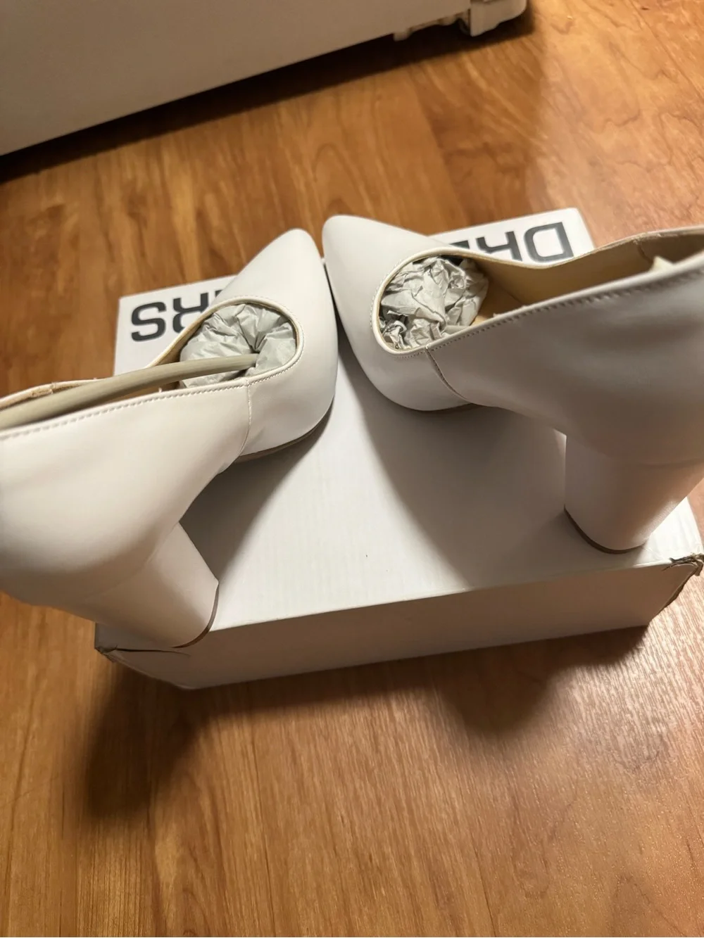 Dream Pairs White Pointed Toe heels